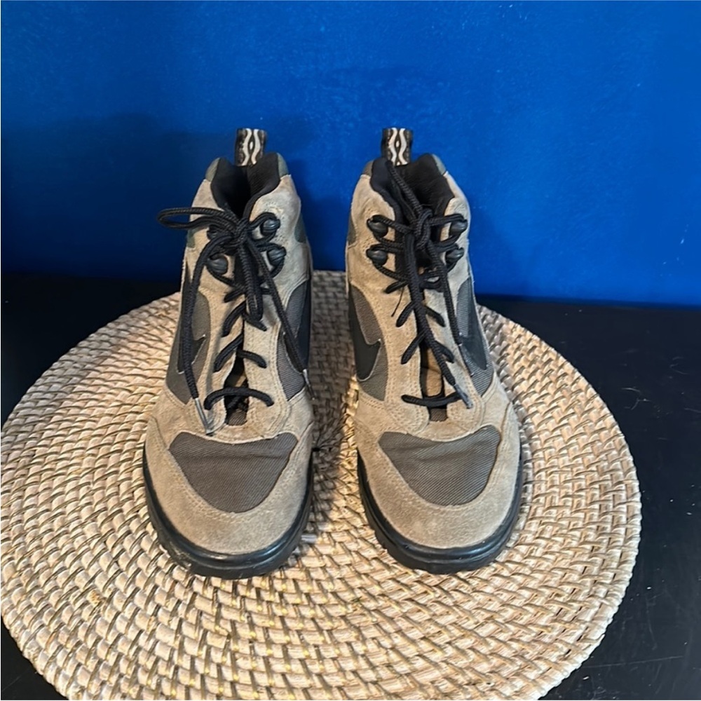 Women’s Vintage Nike ACG Caldera Hiking Boots Brown Suede Women’s 8.5